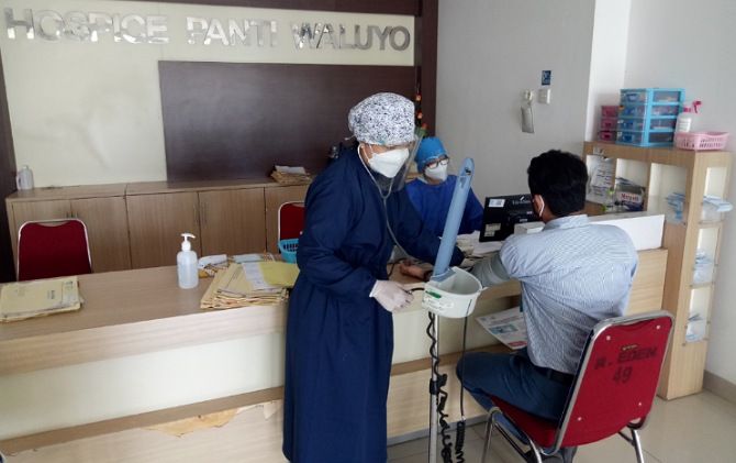 Petugas RS Panti Waluyo melakukan skrining calon peserta vaksinasi, Kamis (14/1). Petugas RS Panti Waluyo melakukan skrining calon peserta vaksinasi, Kamis (14/1).