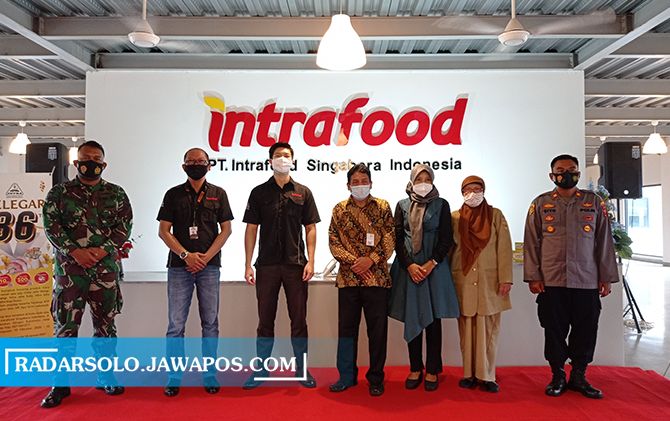 Direktur Sales & Development Intrafood Steven Na (tiga dari kiri), General Manager Awang Prihandono (dua dari kiri), notaris, perwakilan Dinsos Sukoharjo dan Jateng, serta unsur TNI/Polri. Direktur Sales & Development Intrafood Steven Na (tiga dari kiri), General Manager Awang Prihandono (dua dari kiri), notaris, perwakilan Dinsos Sukoharjo dan Jateng, serta unsur TNI/Polri.