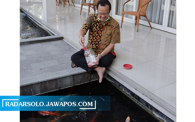Mantan wawali Surakarta Achmad Purnomo punya hobi memberi makan ikan, seperti yang dia lakukan saat menjalani isolasi mandiri di rumah, beberapa waktu lalu. Mantan wawali Surakarta Achmad Purnomo punya hobi memberi makan ikan, seperti yang dia lakukan saat menjalani isolasi mandiri di rumah, beberapa waktu lalu.
