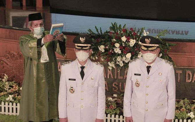 Wali Kota-Wakil Wali Kota Surakarta Gibran Rakabuming Raka-Teguh Prakosa mengikuti pelantikan secara daring di Gedung DPRD Surakarta, Jumat (26/2). Wali Kota-Wakil Wali Kota Surakarta Gibran Rakabuming Raka-Teguh Prakosa mengikuti pelantikan secara daring di Gedung DPRD Surakarta, Jumat (26/2).