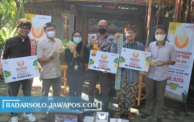 PT Intrafood Singabera Indonesia, produsen Intra Jahe Wangi dan Jawa Pos Radar Solo bersama Whawin Lawra dan Mamang Tse saat pengumuman pemenang “Angkringan Nusantara Bersama Intra Jahe Wangi”, Selas PT Intrafood Singabera Indonesia, produsen Intra Jahe Wangi dan Jawa Pos Radar Solo bersama Whawin Lawra dan Mamang Tse saat pengumuman pemenang “Angkringan Nusantara Bersama Intra Jahe Wangi”, Selas