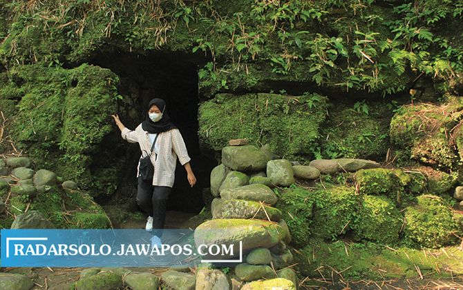Pengunjung keluar dari Goa Suran. Pengunjung keluar dari Goa Suran.