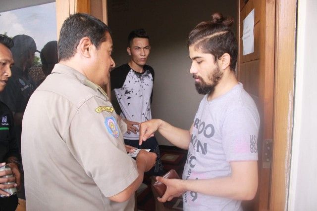 SALAHI ATURAN: Dua WNA asal Afganistan penghuni kos di Desa Candi saat diperiksa oleh tim gabungan. SALAHI ATURAN: Dua WNA asal Afganistan penghuni kos di Desa Candi saat diperiksa oleh tim gabungan.