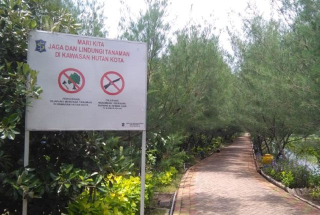 pengunjung sedang berekreasi menikmati Keasrian Hutan Kota disisi barat Surabaya