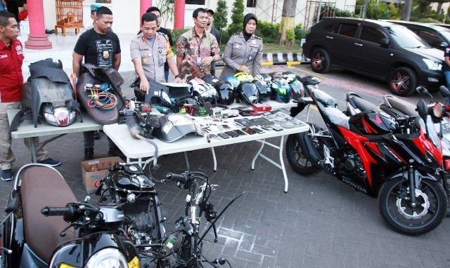 TINDAK TEGAS: Polisi menunjukkan barang bukti kasus pencurian kendaraan bermotor yang diamankan di Mapolrestabes Surabaya. TINDAK TEGAS: Polisi menunjukkan barang bukti kasus pencurian kendaraan bermotor yang diamankan di Mapolrestabes Surabaya.