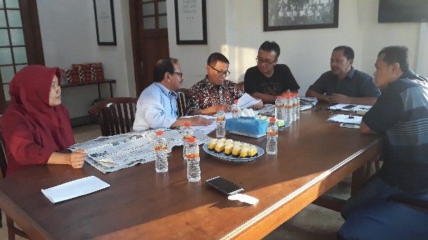 TELITI: Proses verifikasi berkas administrasi perusahaan pers oleh Wakil Ketua Dewan Pers Hendry Ch Bangun dan Sekretaris Syaefuddin. TELITI: Proses verifikasi berkas administrasi perusahaan pers oleh Wakil Ketua Dewan Pers Hendry Ch Bangun dan Sekretaris Syaefuddin.