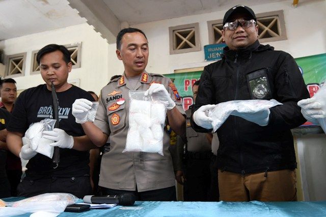 TEGAS: Kapolrestabes Kombes Pol Sandi Nugroho (tengah) didampingi Kasat Narkoba AKBP Memo Ardian (kanan) menunjukkan barang bukti yang diamankan dari tersangka saat gelar kasus di depan kamar jenazah TEGAS: Kapolrestabes Kombes Pol Sandi Nugroho (tengah) didampingi Kasat Narkoba AKBP Memo Ardian (kanan) menunjukkan barang bukti yang diamankan dari tersangka saat gelar kasus di depan kamar jenazah