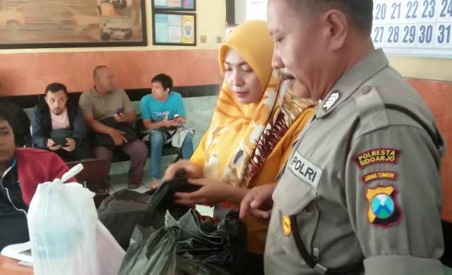 Polisi Geledah Barang Bawaan Pembesuk Tahanan Polisi Geledah Barang Bawaan Pembesuk Tahanan