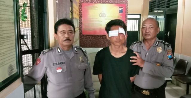 NYONYOR: Tersangka Rofii diamankan petugas Polsek Wonokromo usai di hakimi massa di Ngagel Rejo, Surabaya.