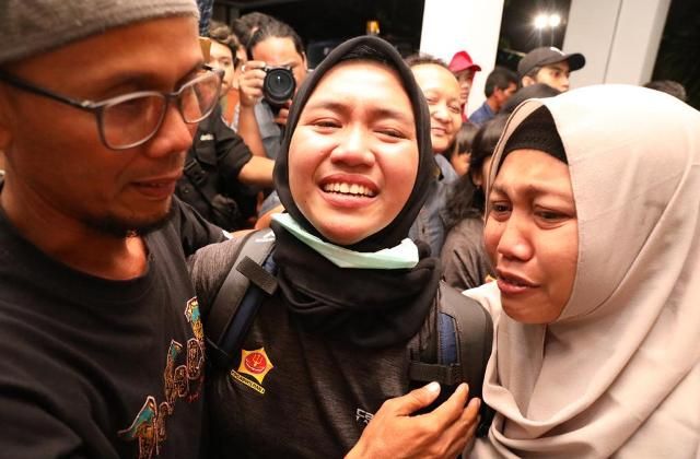 BAHAGIA: Sejumlah warga Jatim dari Wuhan, Tiongkok, yang menjalani masa karantina selama 14 hari di Natuna disambut keluarga mereka saat tiba di Gedung VIP Terminal 1 Bandara Internasional Juanda, Sab BAHAGIA: Sejumlah warga Jatim dari Wuhan, Tiongkok, yang menjalani masa karantina selama 14 hari di Natuna disambut keluarga mereka saat tiba di Gedung VIP Terminal 1 Bandara Internasional Juanda, Sab