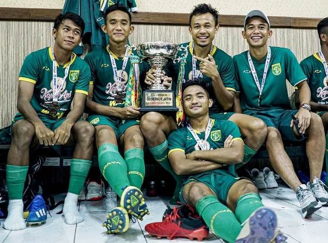 AMUNISI MUDA: Para pemain muda Persebaya yang berkontribusi mempersembahkan trofi gelar juara Piala Gubernur Jatim 2020. AMUNISI MUDA: Para pemain muda Persebaya yang berkontribusi mempersembahkan trofi gelar juara Piala Gubernur Jatim 2020.