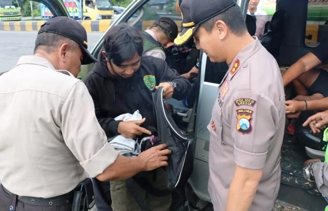 PEMERIKSAAN: Kapolres Gresik AKBP Kusworo Wibowo melakukan pemeriksaan mobil dan barang bawaan suporter di pintu tol Lebomas yang hendak ke Surabaya. PEMERIKSAAN: Kapolres Gresik AKBP Kusworo Wibowo melakukan pemeriksaan mobil dan barang bawaan suporter di pintu tol Lebomas yang hendak ke Surabaya.
