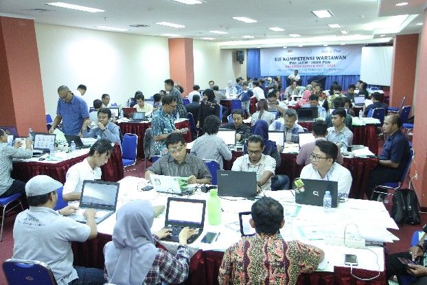 SERIUS: Pelaksanaan UKW Angkatan 28 dan 29 oleh PWI Jatim dan Jawa Pos di gedung Graha Pena Surabaya. SERIUS: Pelaksanaan UKW Angkatan 28 dan 29 oleh PWI Jatim dan Jawa Pos di gedung Graha Pena Surabaya.