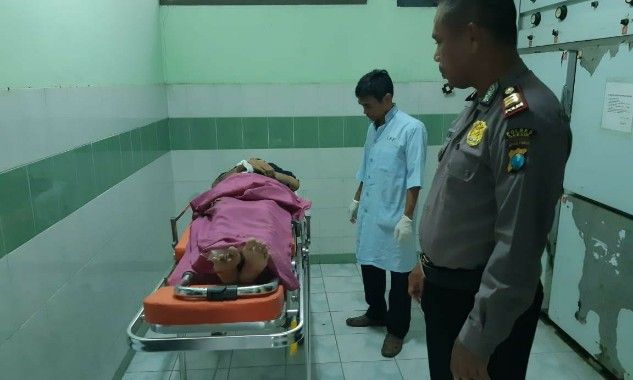 TEWAS: Kapolsek Panceng AKP Darsuki saat mengantar jenazah korban Rahmawati Ayoe di kamar jenazah RS Ibnu Sina. TEWAS: Kapolsek Panceng AKP Darsuki saat mengantar jenazah korban Rahmawati Ayoe di kamar jenazah RS Ibnu Sina.