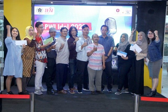 SEMANGAT: Para juara, dewan juri dan panitia berfoto bersama usai penyerahan hadiah PWI Idol. SEMANGAT: Para juara, dewan juri dan panitia berfoto bersama usai penyerahan hadiah PWI Idol.