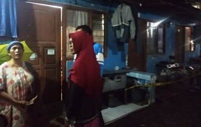 WARGA SYOK: TKP pembunuhan di Desa Keboansikep, Gedangan dikerubungi warga, Senin (24/2) malam. WARGA SYOK: TKP pembunuhan di Desa Keboansikep, Gedangan dikerubungi warga, Senin (24/2) malam.