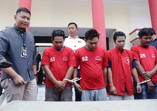 SPESIALIS: Empat orang pelaku dan penadah aksi curanmor yang berhasil digulung. SPESIALIS: Empat orang pelaku dan penadah aksi curanmor yang berhasil digulung.