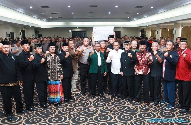 DEMI JATIM: Kapolda Jatim Irjen Pol Luki Hermawan bersama para pendekar dari Jawa Timur. DEMI JATIM: Kapolda Jatim Irjen Pol Luki Hermawan bersama para pendekar dari Jawa Timur.