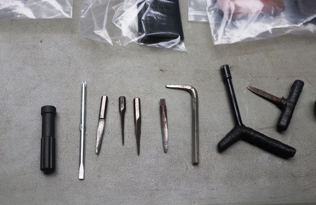 BUKTI: Berbagai peralatan yang digunakan komplotan Congek mencuri motor. BUKTI: Berbagai peralatan yang digunakan komplotan Congek mencuri motor.