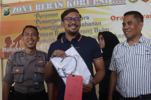 MODUS: Polisi menunjukkan stetoskop yang dipakai tersangka untuk mengelabuhi korbannya. MODUS: Polisi menunjukkan stetoskop yang dipakai tersangka untuk mengelabuhi korbannya.
