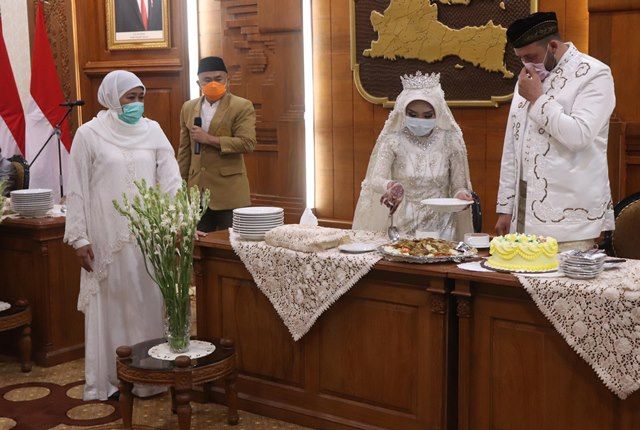 TUAN RUMAH: Gubernur Khofifah menyaksikan salah satu pasangan yang menggelar syukuran di Grahadi sebagai ganti resepsi yang ditiadakan karena dampak corona. TUAN RUMAH: Gubernur Khofifah menyaksikan salah satu pasangan yang menggelar syukuran di Grahadi sebagai ganti resepsi yang ditiadakan karena dampak corona.