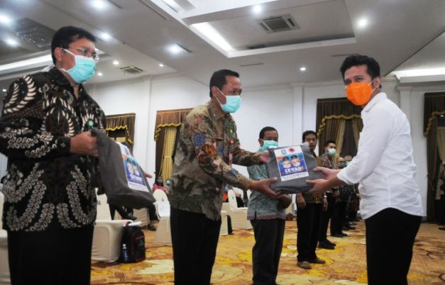 SIMBOLIS: Wagub Emil Elestianto Dardak membagikan alat rapid test ke instansi di daerah. SIMBOLIS: Wagub Emil Elestianto Dardak membagikan alat rapid test ke instansi di daerah.