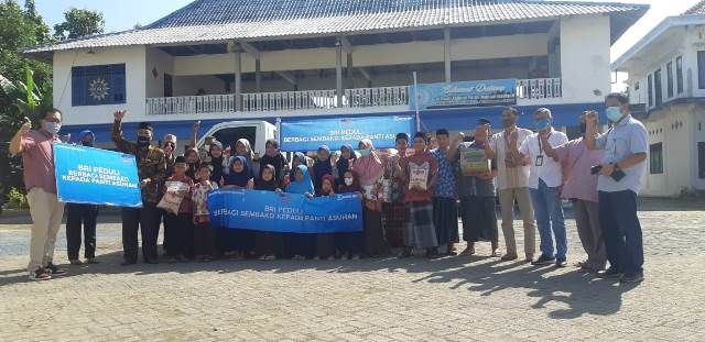 SUMBANGAN: Pemimpin Cabang BRI Gresik, Hery Noercahya memberikan santunan kepada panti asuhan Muhammadiyah Mojopurogede Kecamatan Bungah. SUMBANGAN: Pemimpin Cabang BRI Gresik, Hery Noercahya memberikan santunan kepada panti asuhan Muhammadiyah Mojopurogede Kecamatan Bungah.