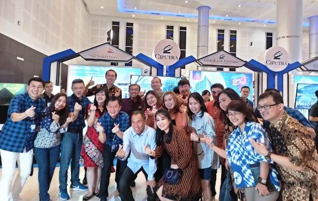 KEBERSAMAAN: Sutoto Yakobus bersama para direksi dan manajer Ciputra Group serta rekan bisnis dalam salah satu acara di Surabaya beberapa waktu lalu sebelum ada Pandemi Covid-19. KEBERSAMAAN: Sutoto Yakobus bersama para direksi dan manajer Ciputra Group serta rekan bisnis dalam salah satu acara di Surabaya beberapa waktu lalu sebelum ada Pandemi Covid-19.