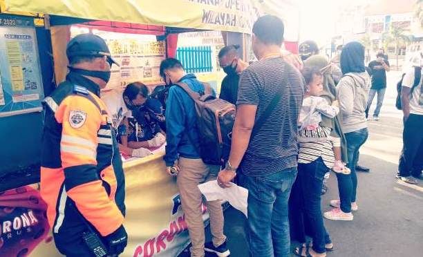 PROTOKOL KETAT: Calon penumpang dites rapid sebelum menaiki kapal. PROTOKOL KETAT: Calon penumpang dites rapid sebelum menaiki kapal.