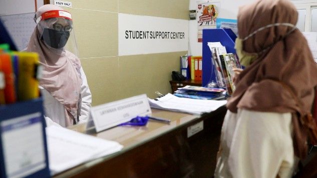 JAGA JARAK: UISI menerapkan prosedur menerima tamu di kampus. Salah satunya wajib memakai masker dan mencuci tangan. JAGA JARAK: UISI menerapkan prosedur menerima tamu di kampus. Salah satunya wajib memakai masker dan mencuci tangan.