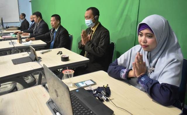 KHIDMAT: Dari kanan; Wakasek Humas Tanti Puspitorini S.S; Wakasek Sarpras Mukhlasin MPd; Wakasek Ismuba Drs Sulaiman; Wakasek Kesiswaan Budi Astjarjo; Wakasek Kurikulum Syuhada dan Kasek Astajab MM. KHIDMAT: Dari kanan; Wakasek Humas Tanti Puspitorini S.S; Wakasek Sarpras Mukhlasin MPd; Wakasek Ismuba Drs Sulaiman; Wakasek Kesiswaan Budi Astjarjo; Wakasek Kurikulum Syuhada dan Kasek Astajab MM.