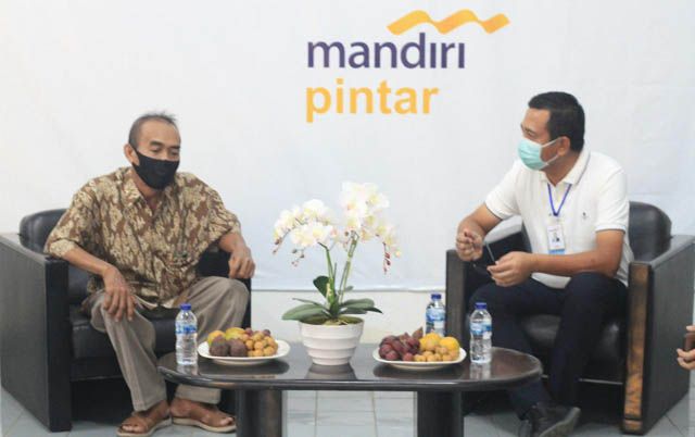 DEKAT NASABAH: Regional CEO VIII/Jawa 3 Bank Mandiri, I Gede Raka Arimbawa, berdialog dengan nasabah kredit mikro seputar tantangan bisnis mikro di era pandemi. DEKAT NASABAH: Regional CEO VIII/Jawa 3 Bank Mandiri, I Gede Raka Arimbawa, berdialog dengan nasabah kredit mikro seputar tantangan bisnis mikro di era pandemi.