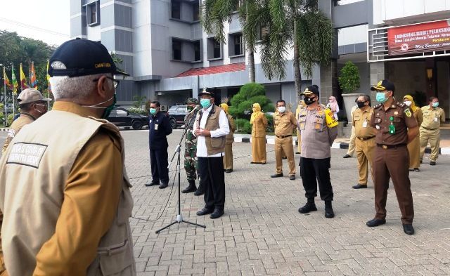 WAJIB DIPAKAI : Petugas kesehatan akan berkeliling memantau perkembangan kasus dengan menggunakan mobil sosling yang baru diluncurkan Bupati Gresik Sambari dan forkompimda di kantor pemkab. WAJIB DIPAKAI : Petugas kesehatan akan berkeliling memantau perkembangan kasus dengan menggunakan mobil sosling yang baru diluncurkan Bupati Gresik Sambari dan forkompimda di kantor pemkab.