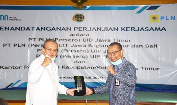 SALING BERMANFAAT: Melalui kerja sama, General Manager PLN UIP JBTB I dan UIP JBTB II Djarot Hutabri (kanan) dan Kepala Kantor Pertanahan Sidoarjo Humaidi berharap dapat saling memberikan manfaat. SALING BERMANFAAT: Melalui kerja sama, General Manager PLN UIP JBTB I dan UIP JBTB II Djarot Hutabri (kanan) dan Kepala Kantor Pertanahan Sidoarjo Humaidi berharap dapat saling memberikan manfaat.
