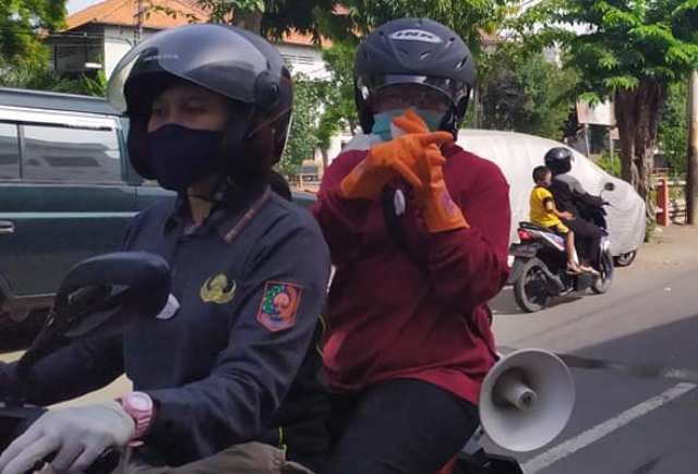 TURUN LANGSUNG: Wali Kota Surabaya Tri Rismaharini blusukan bawa megaphone untuk mengingatkan warga agar mematuhi protokol kesehatan Covid-19. TURUN LANGSUNG: Wali Kota Surabaya Tri Rismaharini blusukan bawa megaphone untuk mengingatkan warga agar mematuhi protokol kesehatan Covid-19.