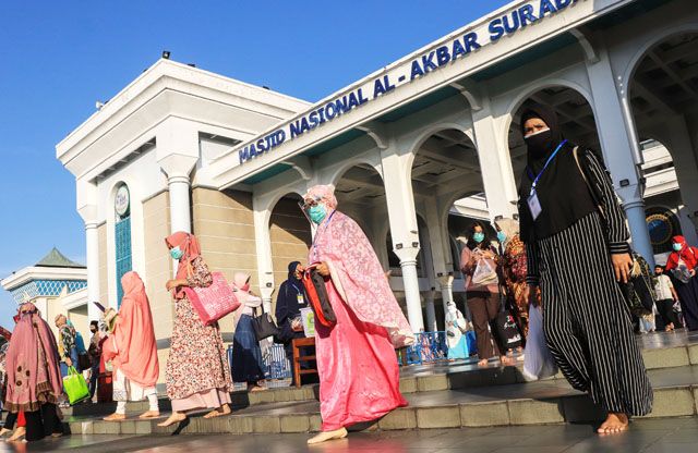 PENGENAL; Jamaah perempuan di lantai dua wajib mengenakan ID Card warna biru. PENGENAL; Jamaah perempuan di lantai dua wajib mengenakan ID Card warna biru.