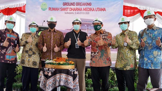 PELAYANAN PRIMA: Direktur Utama RS Dharma Medika Utama dr. Urip Murtedjo Sp BKL (dua dari kiri) beserta jajaran PT DLU akan mengutamakan layanan pada masyarakat secara menyeluruh. PELAYANAN PRIMA: Direktur Utama RS Dharma Medika Utama dr. Urip Murtedjo Sp BKL (dua dari kiri) beserta jajaran PT DLU akan mengutamakan layanan pada masyarakat secara menyeluruh.