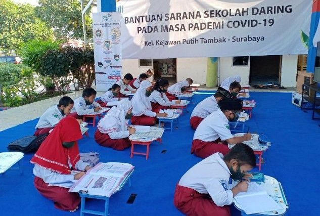 FASILITAS PENDIDIKAN: Anak-anak Kelurahan Kejawan Putih Tambak dapat mengakses wifi dengan kecepatan 100 mbps berkat bantuan dari PLN Peduli. FASILITAS PENDIDIKAN: Anak-anak Kelurahan Kejawan Putih Tambak dapat mengakses wifi dengan kecepatan 100 mbps berkat bantuan dari PLN Peduli.