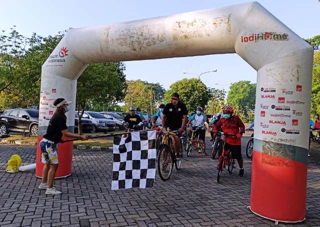 DUATHLON: Selain turnamen golf yang diikuti pegolf lokal juga digelar gowes dengan menerapkan protokol kesehatan. DUATHLON: Selain turnamen golf yang diikuti pegolf lokal juga digelar gowes dengan menerapkan protokol kesehatan.