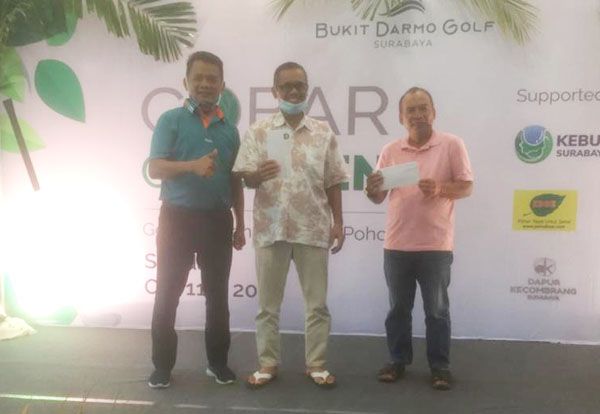 JAWARA: Mifto Hadi (kiri) bersama pemenang turnamen golf Bukit Darmo Golf. JAWARA: Mifto Hadi (kiri) bersama pemenang turnamen golf Bukit Darmo Golf.