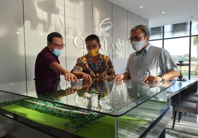 DEVELOPER TERPERCAYA: Dari kanan; Cholief Choerasjaini, Rudy Sutanto dan Andreas Yosianto menjelaskan rencana pengembangan proyek CitraLand Driyorejo CBD usai live talkshow IG, kemarin . DEVELOPER TERPERCAYA: Dari kanan; Cholief Choerasjaini, Rudy Sutanto dan Andreas Yosianto menjelaskan rencana pengembangan proyek CitraLand Driyorejo CBD usai live talkshow IG, kemarin .