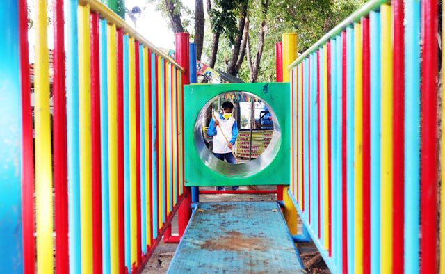 MASIH TUTUP: Sejumlah petugas melakukan pembersihan di seluruh area di THP Kenjeran Surabaya. MASIH TUTUP: Sejumlah petugas melakukan pembersihan di seluruh area di THP Kenjeran Surabaya.