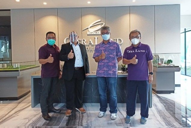 Dari kanan; Chollief Choerasjaini, Agung Krisprimandoyo, Wisudanto dan Andreas Yosianto berfoto bersama usai talkshow IG live di CitraLand Driyorejo CBD. Dari kanan; Chollief Choerasjaini, Agung Krisprimandoyo, Wisudanto dan Andreas Yosianto berfoto bersama usai talkshow IG live di CitraLand Driyorejo CBD.