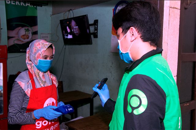 CASHLESS: Pembayaran non-tunai di salah satu mitra UMKM GoFood yang menerapkan protokol kesehatan. CASHLESS: Pembayaran non-tunai di salah satu mitra UMKM GoFood yang menerapkan protokol kesehatan.