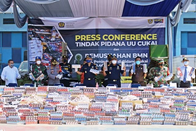 BEBER BARBUK: Kepala Kantor Bea Cukai Sidoarjo, Pantjoro Agoeng, bersama pejabat dari Kanwil DJBC Jatim I, Kejari, Polres, Kodim 0816, Pomal, KPKNL dan Pemkab menunjukkan barang bukti rokok ilegal. BEBER BARBUK: Kepala Kantor Bea Cukai Sidoarjo, Pantjoro Agoeng, bersama pejabat dari Kanwil DJBC Jatim I, Kejari, Polres, Kodim 0816, Pomal, KPKNL dan Pemkab menunjukkan barang bukti rokok ilegal.