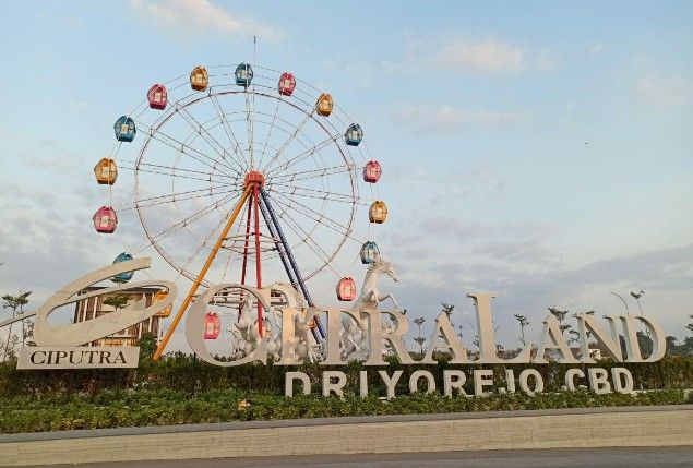 IKON: Ferrish Wheel yang akan menjadi ikon baru di CitraLand Driyorejo selesai dibangun dan siap dioperasikan secepatnya. IKON: Ferrish Wheel yang akan menjadi ikon baru di CitraLand Driyorejo selesai dibangun dan siap dioperasikan secepatnya.