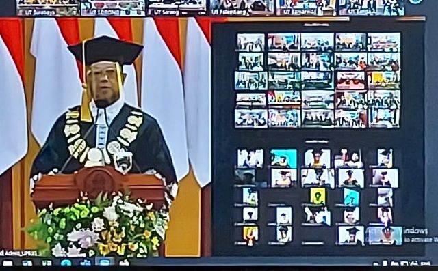 DARING: Rektor Universitas Terbuka Prof. Ojat Darojat, M.Bus., Ph.D memberi sambutan di sela-sela prosesi wisuda. DARING: Rektor Universitas Terbuka Prof. Ojat Darojat, M.Bus., Ph.D memberi sambutan di sela-sela prosesi wisuda.