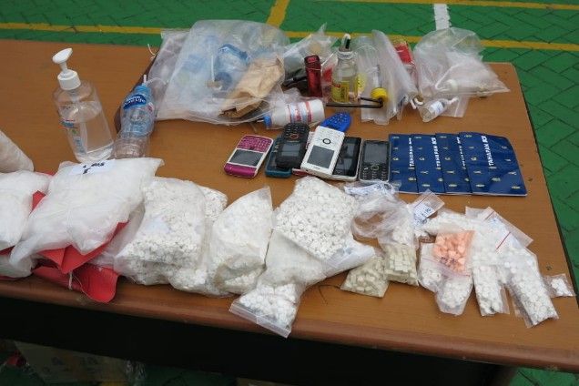 BARANG BUKTI: Pemusnahan barang bukti sabu-sabu dan LL di halaman depan Kantor Kejari Tanjung Perak. BARANG BUKTI: Pemusnahan barang bukti sabu-sabu dan LL di halaman depan Kantor Kejari Tanjung Perak.