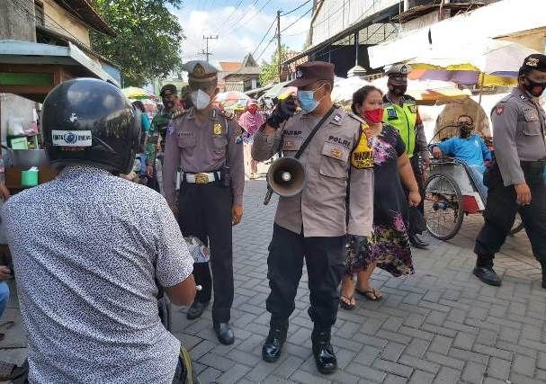 TAAT PROKES: Petugas gabungan memantau pelaksanaan PPKM di Pasar Kalianak, Surabaya. TAAT PROKES: Petugas gabungan memantau pelaksanaan PPKM di Pasar Kalianak, Surabaya.