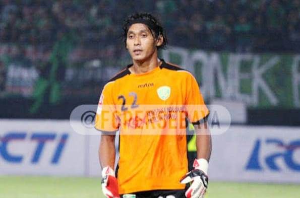 Dedy Iman saat masih berseragam kiper Persebaya. Dedy Iman saat masih berseragam kiper Persebaya.